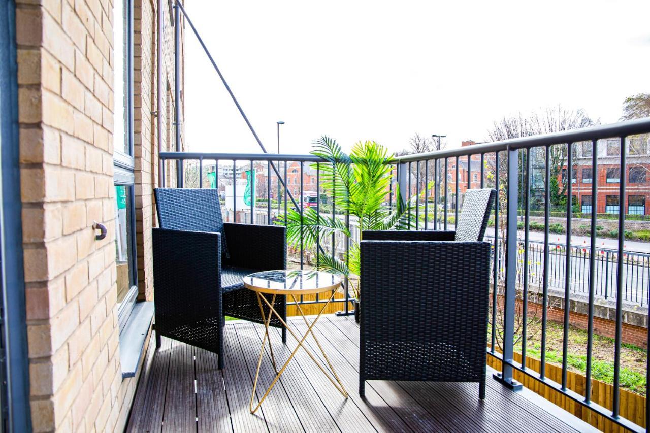 A Luxury 2 Bedroom Apartment With 2 Free Parking Chatham  Exterior foto
